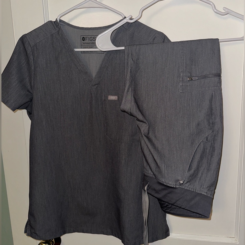 FIGS Women’s Graphite Catarina One-Pocket Scrub Top & Zamora Jogger Scrub Pants